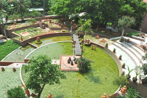 Công viên đất nung Thanh Hà gồm có hai khối chính là bảo tàng và nhà trưng bày, được cách điệu từ hình ảnh của hai loại lò chính là lò úp và lò ngửa.