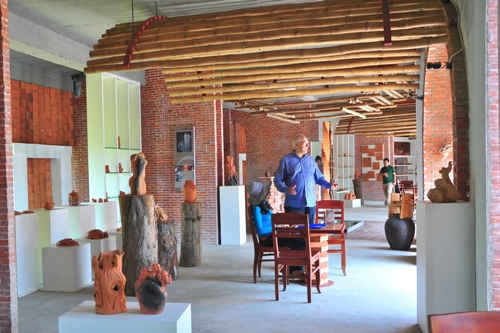Tại đây, trưng bày các hiện vật, hình ảnh, mô hình… liên quan đến quá trình hình thành và phát triển làng gốm Thanh Hà