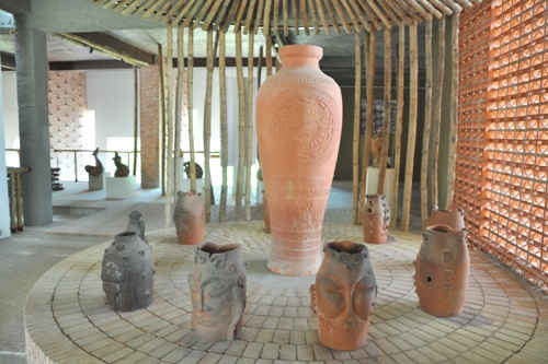 Tầng giữa trưng bày gốm của 5 làng nghề gốm nổi tiếng hiện nay là gốm Bát Tràng, Bầu Trúc, Vĩnh Long, Lư Cấm, Phù Lãng. 
