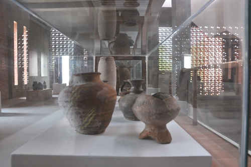 Tầng trên cùng tượng trưng cho quá khứ, chủ yếu trưng bày các hiện vật gốm cổ, thuộc nền văn hóa Sa Huỳnh.
