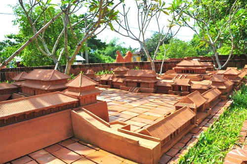 Việt Nam thu nhỏ, được làm bằng đất nung qua bàn tay khéo léo của những người thợ gốm Thanh Hà. 