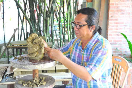Tại đây du khách có thể gặp và trò chuyện với nghệ nhân nổi tiếng Đoàn Xuân Hùng, người đầu tiên dùng nhiệt độ để tạo 2 màu trên 1 tượng đất nung. 