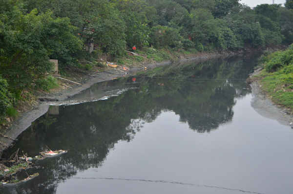 Tìm giải pháp phục hồi môi trường ở những dòng sông ô nhiễm. Ảnh: Hoàng Minh