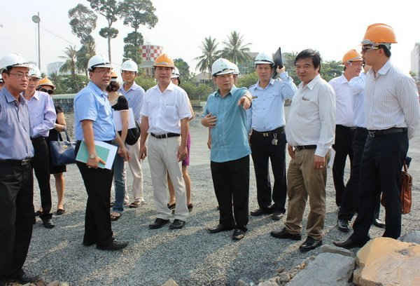 Thứ trưởng Bộ TN&MT Nguyễn Thái Lai (thứ tư từ phải sang) kiểm tra việc thực hiện dự án