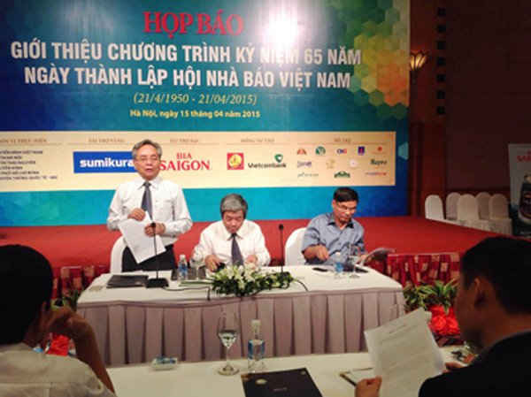 Nhà báo Phạm Quốc Toàn, Phó Chủ tịch HNBVN, Tổng biên tập Tạp chí Người Làm Báo giới thiệu thể lệ cuộc thi