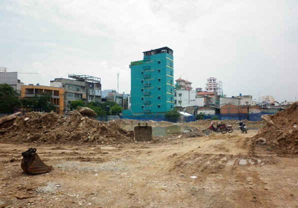 Dự án Ngân Bình Golden Hill tọa lạc tại số 87 Cống Quỳnh, phường Nguyễn Cư Trinh, quận 1, TP.HCM trên diện tích 8.320 m2 của Công ty TNHH Ngân Bình, dư nợ thời điểm 30/9/2012 là 1.277,07  tỷ đồng. 
