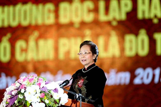 Bà Nguyễn Thị Doan, Ủy viên Trung ương Đảng, Phó Chủ tịch nước biểu dương Tp. Cẩm Phả tại lễ mít tinh.