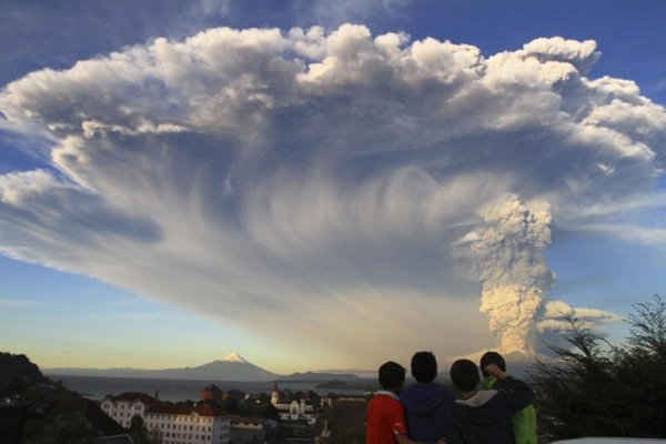Trẻ em đứng xem núi lửa Calbuco phun trào, từ thị trấn Puerto Varas, Chi-lê. Ảnh: Carlos  F. Gutierrez/ AP