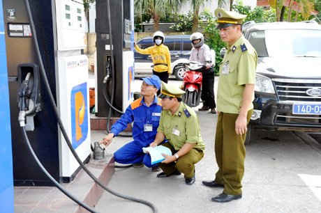 Lực lượng chức năng đẩy mạnh việc kiểm tra gian lận kinh doanh xăng dầu