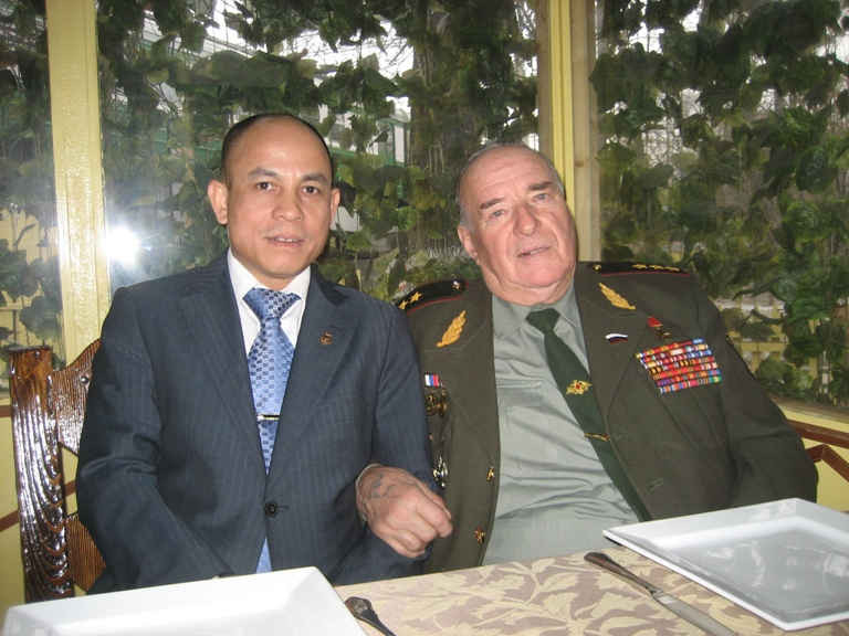 Giáo sư, Viện sĩ Lương Ngọc Huỳnh (bên trái) với lãnh đạo Học viện An ninh Quốc gia Liên bang Nga