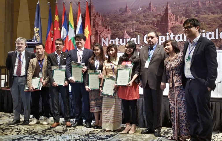 Nguyễn Như Thạch Trúc (thứ 4 từ phải sang) cùng với đại diện các bạn trẻ đến từ năm nước trong khu vực nhận giấy chứng nhận cuộc thi Youth4Asia Solutions Research
