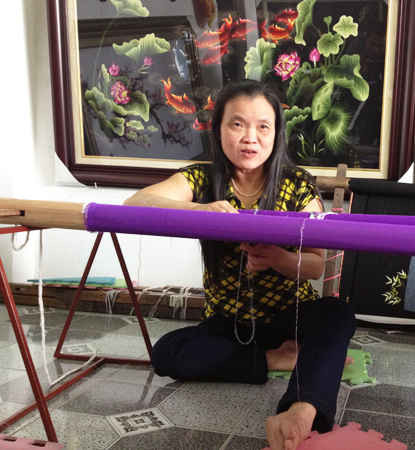 Vừa thêu tranh chị Khương vừa chia sẻ những khó khăn trong nghề thêu