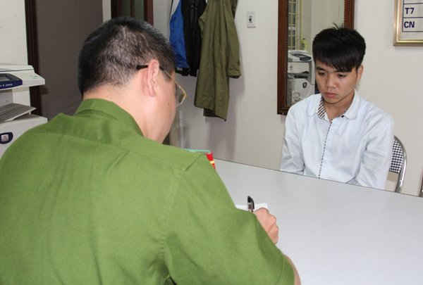 Đối tượng Hà Văn Trưởng tự thú tội giết người trước cơ quan điều tra công an tỉnh Lào Cai. Ảnh: Công an Lào Cai cung cấp 