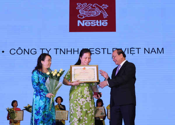 Phó Thủ tướng Nguyễn Xuân Phúc trao bằng khen và chứng nhận “Thương hiệu vàng thực phẩm Việt Nam” cho đại diện Công ty TNHH Nestlé Việt Nam