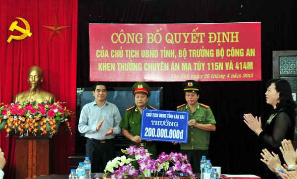 Chủ tịch UBND tỉnh Lào Cai chúc mừng chiến công của Công an tỉnh Lào Cai và thưởng nóng lực lượng phá án 200 triệu đồng. Ảnh: Trần Văn Tài