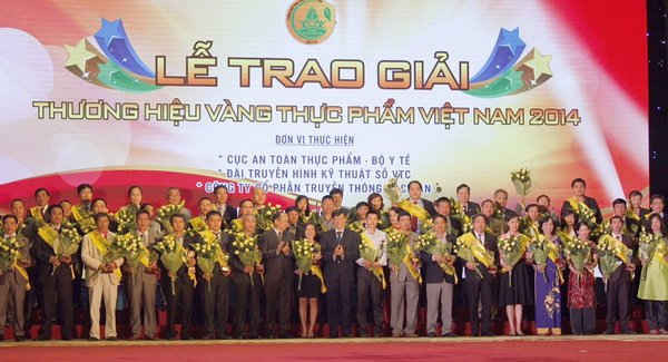 Đại diện Vinamilk và các doanh nghiệp nhận giải thưởng Thương hiệu vàng thực phẩm Việt Nam 2014