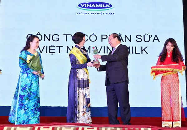 Bà Bùi Thị Hương, Giám đốc Điều hành Vinamilk đại diện Công ty nhận giải thưởng Thương hiệu vàng thực phẩm Việt Nam 2014