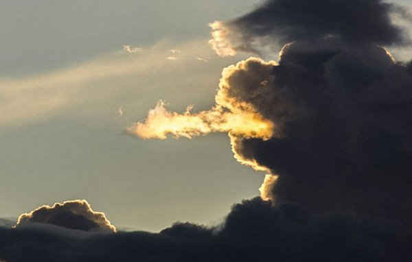 Bức ảnh đám mây hình rồng đang phun lửa gây sốt cộng đồng mạng do nhiếp ảnh gia nghiệp dư Nicolas Locatelli chụp trong một ngày mưa bão