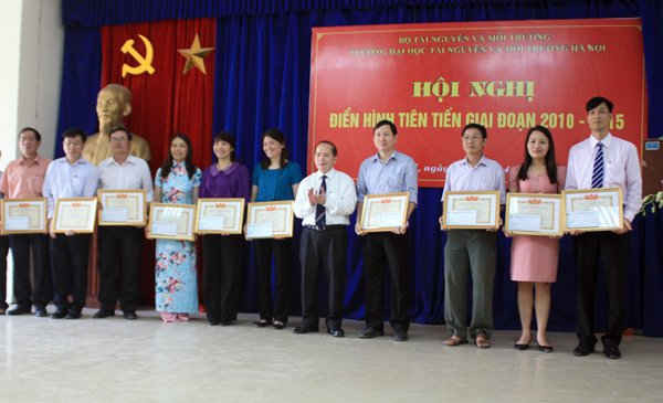 Thứ trưởng Nguyễn Thái Lai cho rằng, bên cạnh việc thường xuyên khen thưởng, trao thưởng, Trường Đại học TN&MT cần có những hình thức tôn vinh những ảnh hưởng của những cá nhân có thành tích lớn trong phong trào thi đua