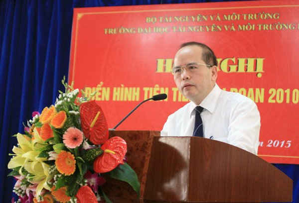 PGS-TS Nguyễn Ngọc Thanh Hiệu trưởng Nhà trường báo cáo kết quả phong trào thi đua giai đoạn 2010-2015 của nhà trường 