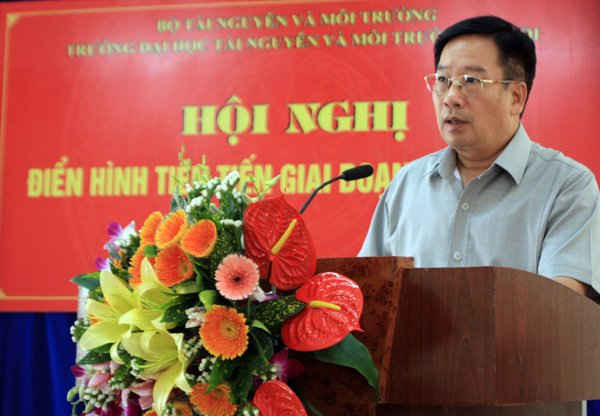 Thứ trưởng Bộ TN&MT Nguyễn Thái Lai phát biểu với thầy và trò nhà trường sáng 27/4