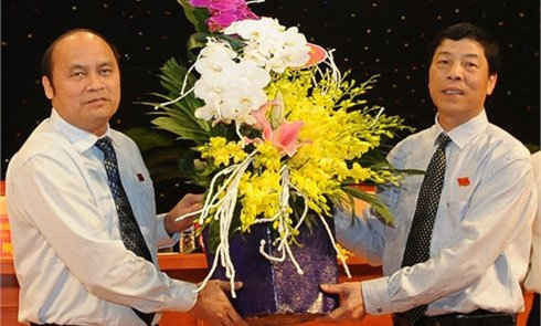 Ông Bùi Văn Hải, Bí thư Tỉnh ủy Bắc Giang (bên phải) tặng hoa chúc mừng ông Nguyễn Văn Linh, tân Chủ tịch UBND tỉnh Bắc Giang - ảnh: Báo Bắc Giang 