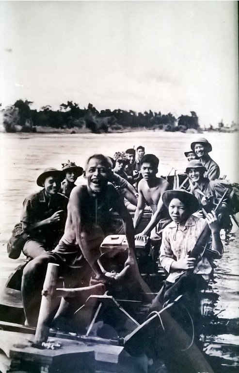 Bức ảnh “Cha con lão ngư dân Triệu Phong chở bộ đội và vũ khí tiếp sức cho Thành cổ” do nghệ sĩ nhiếp ảnh Đoàn Công Tính chụp năm 1972.