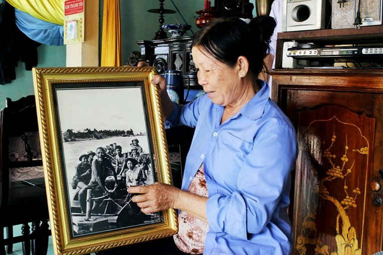 Bà Nguyễn Thị Thu bên bức ảnh lịch sử của mùa hè năm 1972.