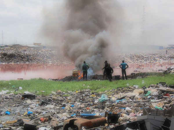 Hàng triệu tấn rác thải điện tử được vận chuyển trái phép đến châu Phi và đổ bỏ tại những bãi chôn lấp như Agbogbloshie tại Accra, thủ đô của Ghana