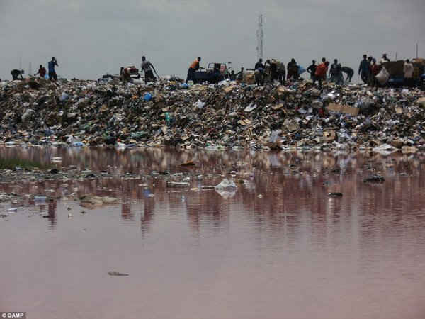 Rác thải điện tử chất thành những ngọn núi, tích tụ trong các bãi chôn lấp như Agbogbloshie, gây ô nhiễm nguồn nước địa phương và làm tổn hại đến sức khỏe của những người nhặt rác để mưu sinh