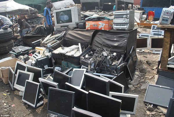 Vô tuyến, máy tính và bàn phím hỏng được vận chuyển đến các nước Tây Phi như Ghana vì làm như vậy sẽ rẻ hơn so với việc tái chế chúng đúng cách ở các nước Liên minh châu Âu
