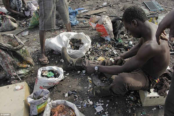 Nam thanh niên chọn lọc và nhặt rác ở bãi phế liệu như Agbogbloshie với hy vọng tìm được một thứ gì đó có giá trị, sau đó mang đi bán tại các chợ địa phương