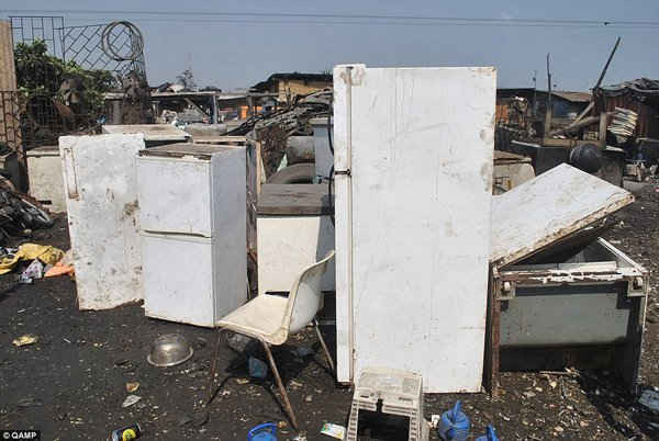   Những chiếc tủ lạnh cũ được chuyển đến bãi rác bẩn thỉu như Agbogbloshie, chứa hóa chất chlorofluorocarbons (CFCs) làm phá hủy tầng ozon