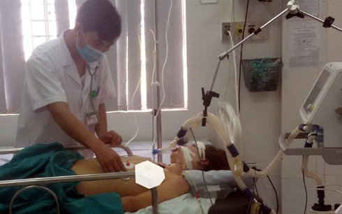 Bác sỹ Bệnh viện đa khoa tỉnh Lào Cai theo dõi sức khỏe nữ bệnh nhân người Mỹ bị tai nạn khi đi chơi thác Sa Pa - Ảnh do Bệnh viện đa khoa tỉnh Lào Cai cung cấp.