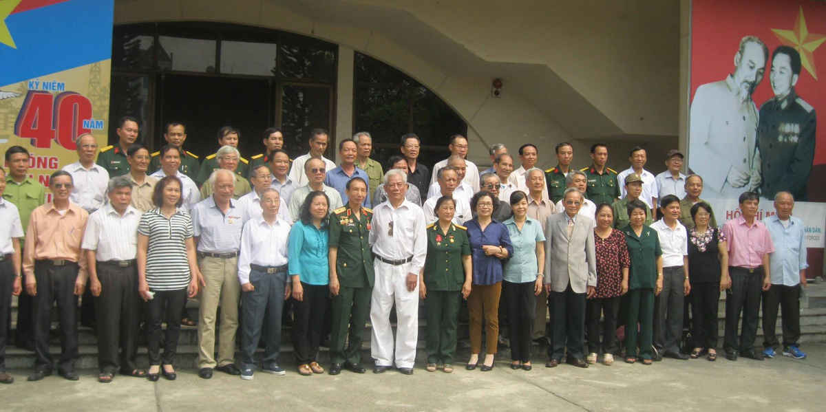 Ông Phạm Xuân Thành (người đứng hàng cuối cùng, thứ 6 từ trái sang) chụp ảnh lưu niệm cùng đồng đội thuộc Ban liên lạc Truyền thống Trường Sơn ngành Tuyên huấn tại buổi gặp mặt lần thứ 6, tháng 4/2015.