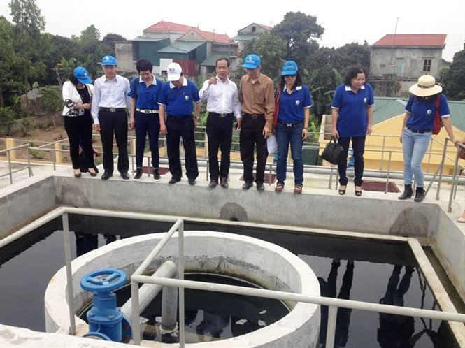Các đại biểu tham quan nhà máy nước sạch