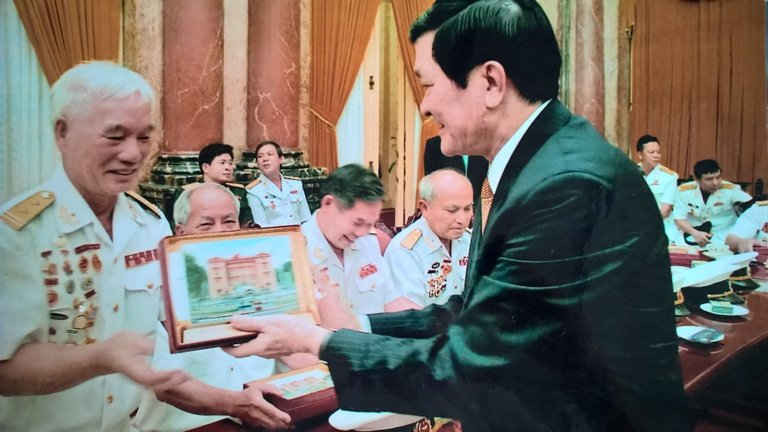 Chủ tịch nước Trương Tấn Sang tặng quà ông Tính và các đồng đội nhân ngày thành lập Quân chủng Hải quân