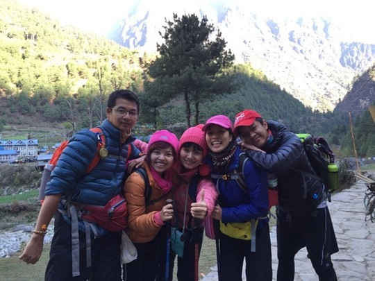 5 người Việt chụp ảnh tại Nepal hôm 23-4. Ảnh do gia đình chị Diễm Chi cung cấp. Hiện nhóm đã rời núi Dingboche cao 4.410 m đến đỉnh Namche cao 3.440 m.