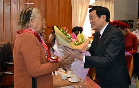 Chủ tịch nước Trương Tấn Sang tặng hoa chúc mừng các Bà mẹ Việt Nam Anh hùng của tỉnh Long An