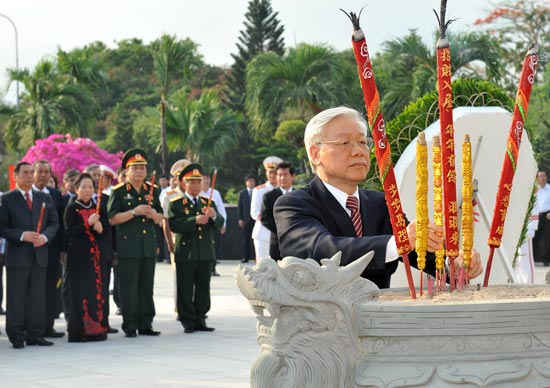 Tổng Bí thư Nguyễn Phú Trọng và các đồng chí lãnh đạo Đảng, Nhà nước thắp hương tưởng niệm các Anh hùng liệt sỹ 
