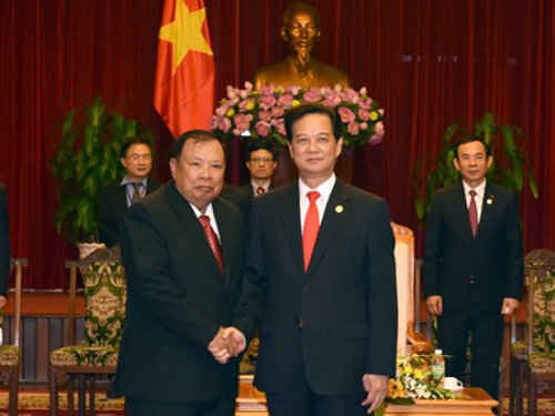 Thủ tướng Nguyễn Tấn Dũng và Phó Chủ tịch nước CHDCND Lào Buonnhang Vorachith. Ảnh: VGP