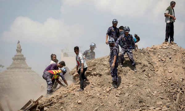   Cảnh sát và các tình nguyện viên Nepal tìm kiếm những người sống sót trong đống đổ nát của một ngôi đền bị sụp đổ ở Kathmandu. Ảnh: Danish Siddiqui / Reuters
