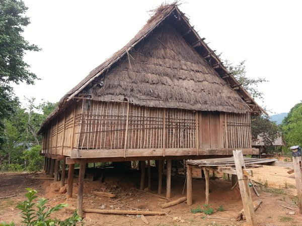 Một ngôi nhà sàn có cột bằng gỗ trắc còn sót lại trong làng.