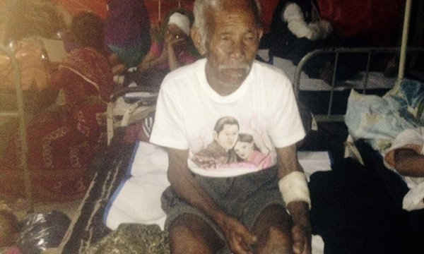  Cụ ông Funchu Tamang, 101 tuổi nằm trên giường điều trị tại bệnh viện sau khi được cứu sống từ đống đổ nát trong trận động đất Nepal. Ảnh: STR/AFP/Getty Images