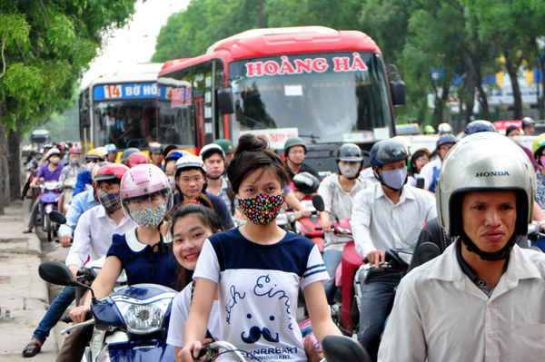 Tại tuyến đường Phạm Văn Đồng các phương tiện tham gia giao thông ùn tắc khá rất dài.