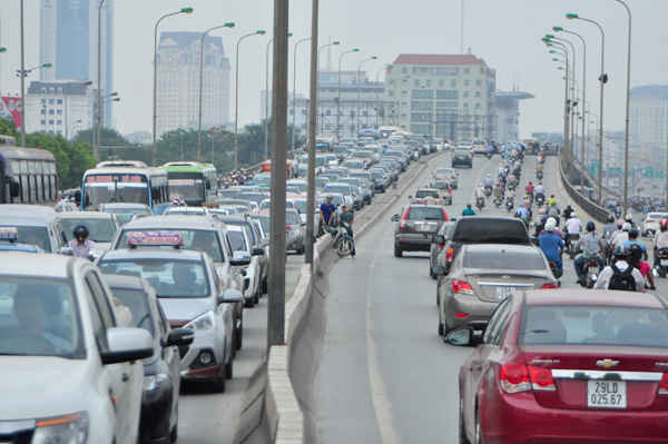 Nút giao thông cầu vượt Mai Dịch cũng chung tình trạng tắc đường nghiêm trọng.