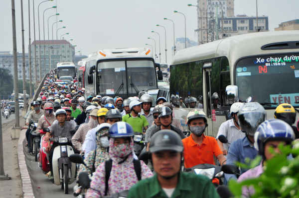 Nhiều người tỏ ra rất mệt mỏi vì tình trạng tắc đường trong ngày đầu trở lại đi làm sau kỳ nghỉ lễ.