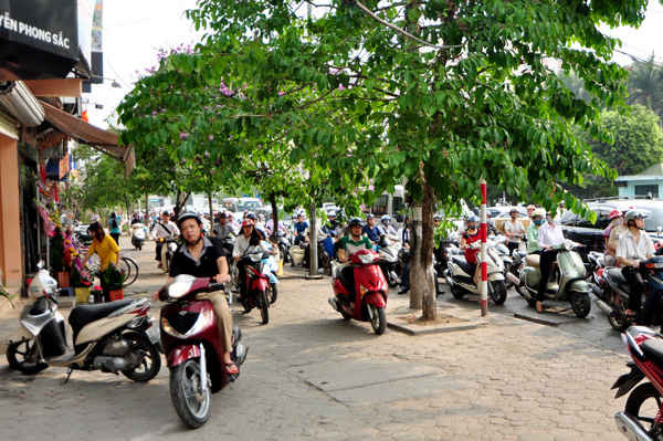 Tại đường Nguyễn Phong Sắc, nhiều người chọn giải pháp đi lên vỉa hè để thoát khỏi tuyến đường này.