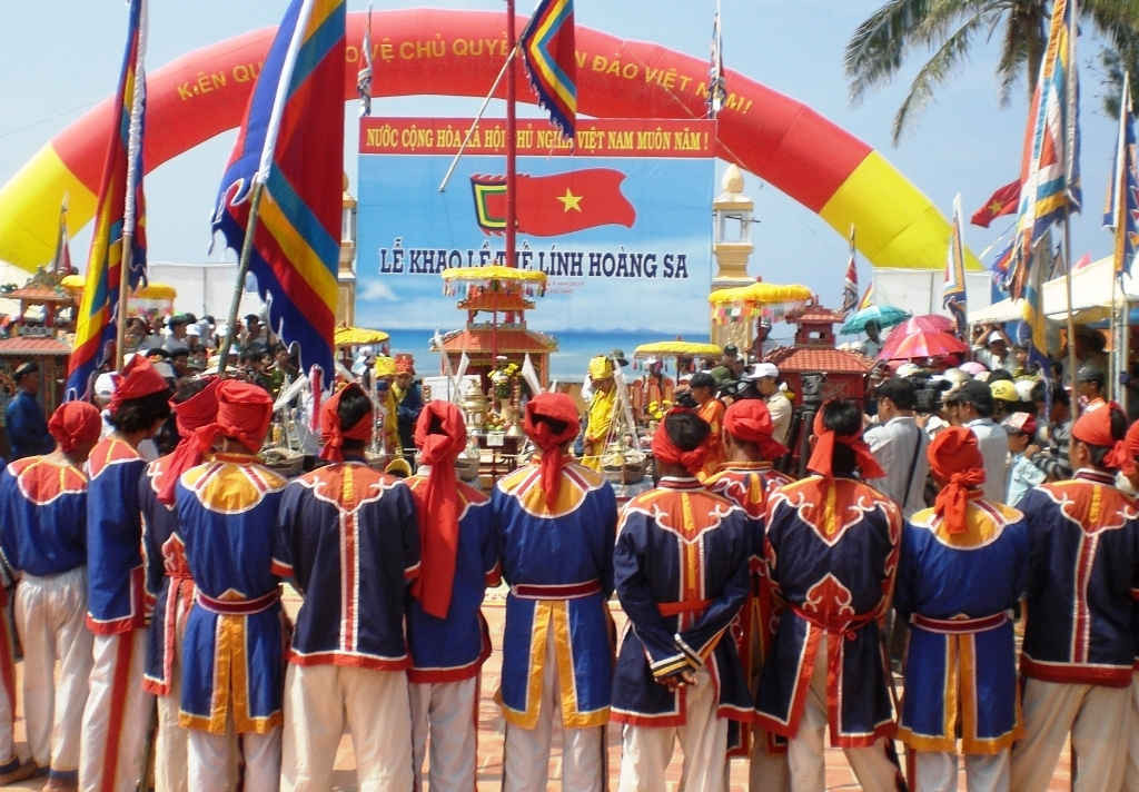 (TN&MT) - Sáng ngày 4/5 (16/3 âm lịch) tại huyện đảo Lý Sơn, tỉnh Quảng Ngãi đã long trọng tổ chức lễ Khao lề thế lính Hoàng Sa.