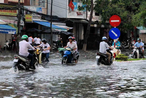 Tuyến đường Trần Văn Hoài, phường Xuân Khánh, quận Ninh Kiều TP. Cần Thơ bị ngập nặng